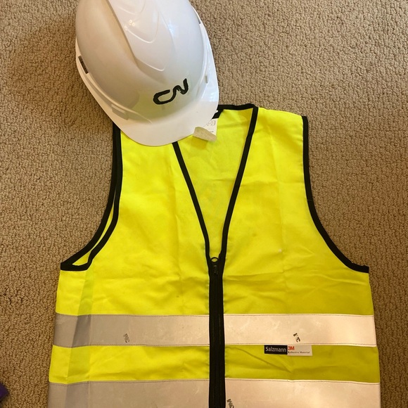 Youth Hi-Vis Vest and Hardhat - Picture 1 of 3